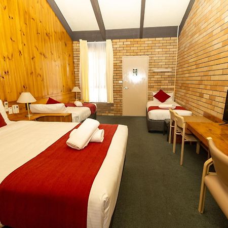 All Travellers Motor Inn Кунабарабран Екстериор снимка