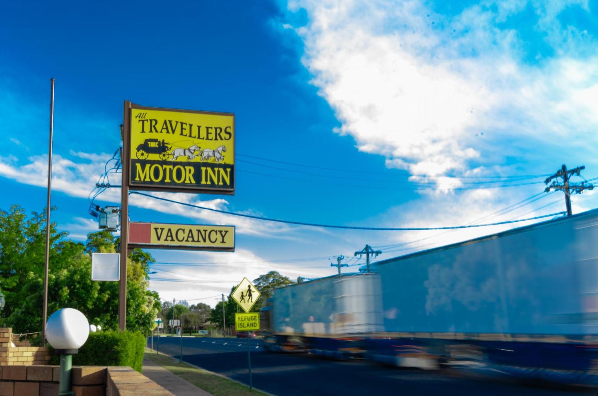 All Travellers Motor Inn Кунабарабран Екстериор снимка