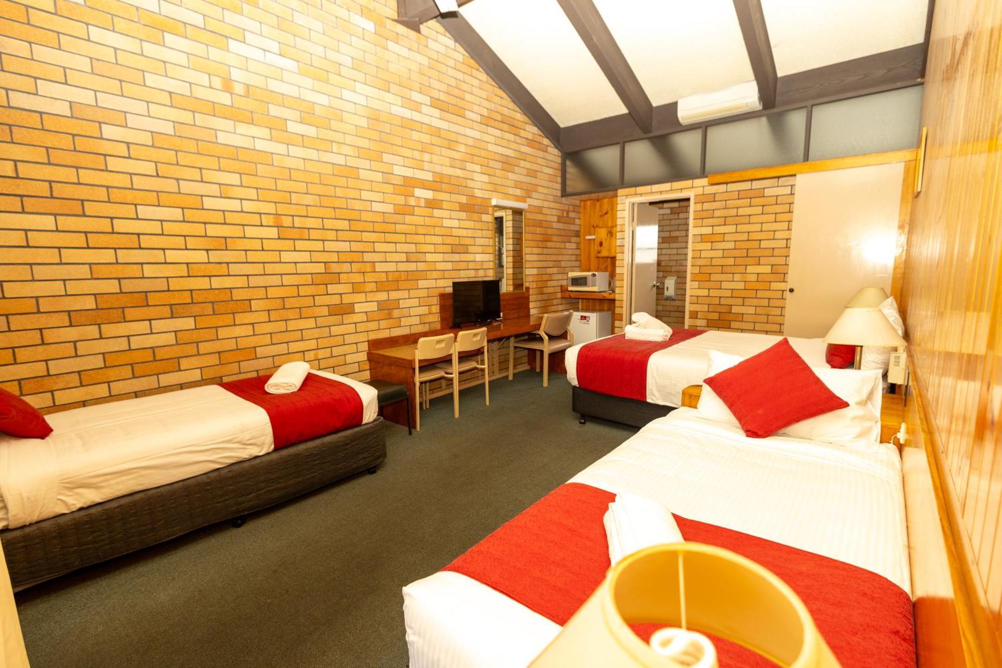 All Travellers Motor Inn Кунабарабран Екстериор снимка