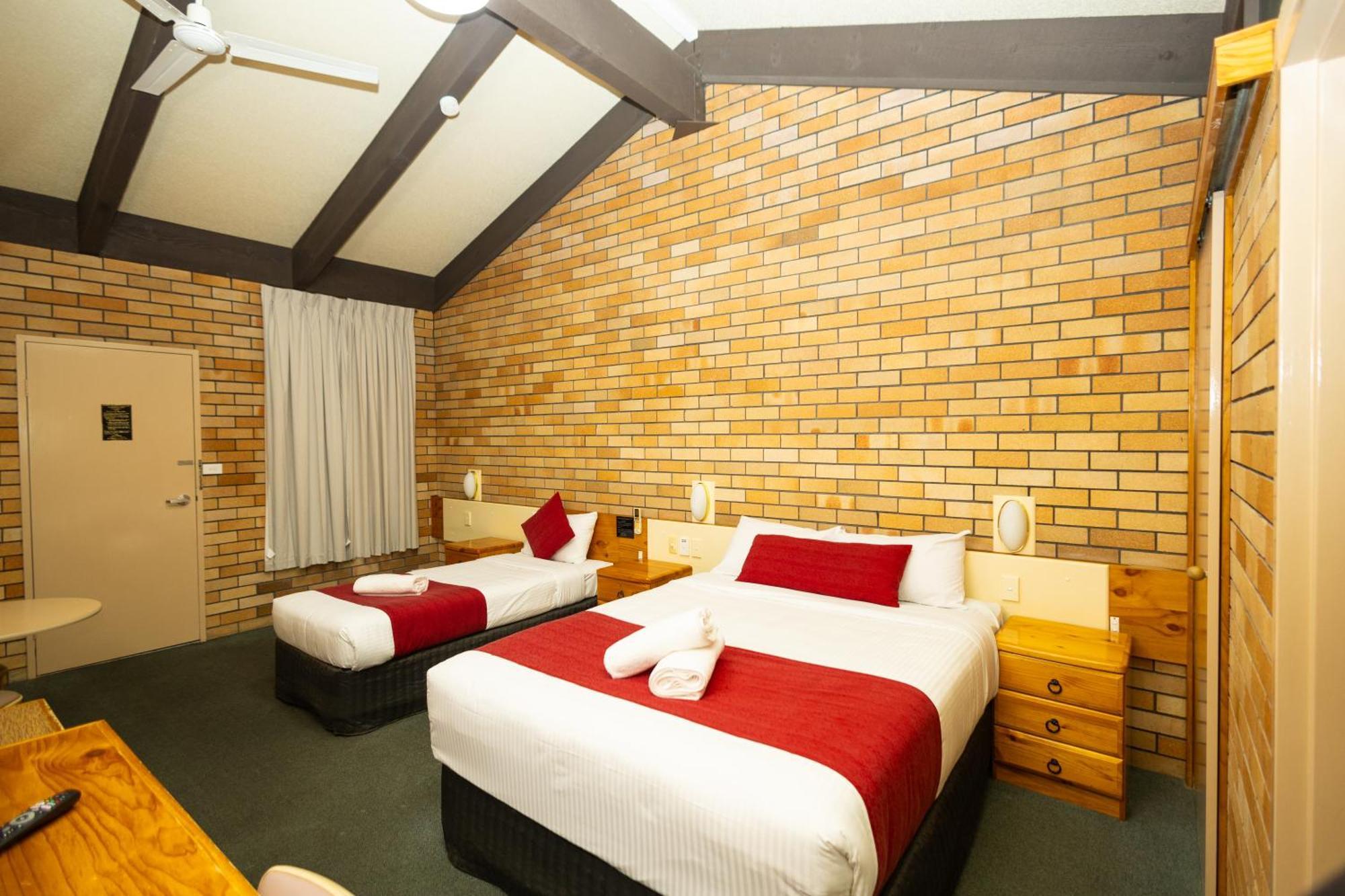 All Travellers Motor Inn Кунабарабран Екстериор снимка