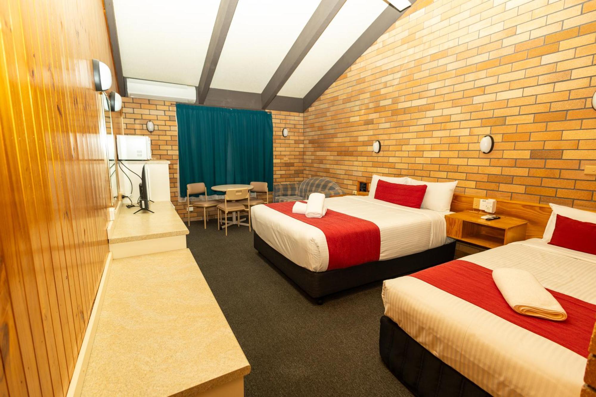 All Travellers Motor Inn Кунабарабран Екстериор снимка