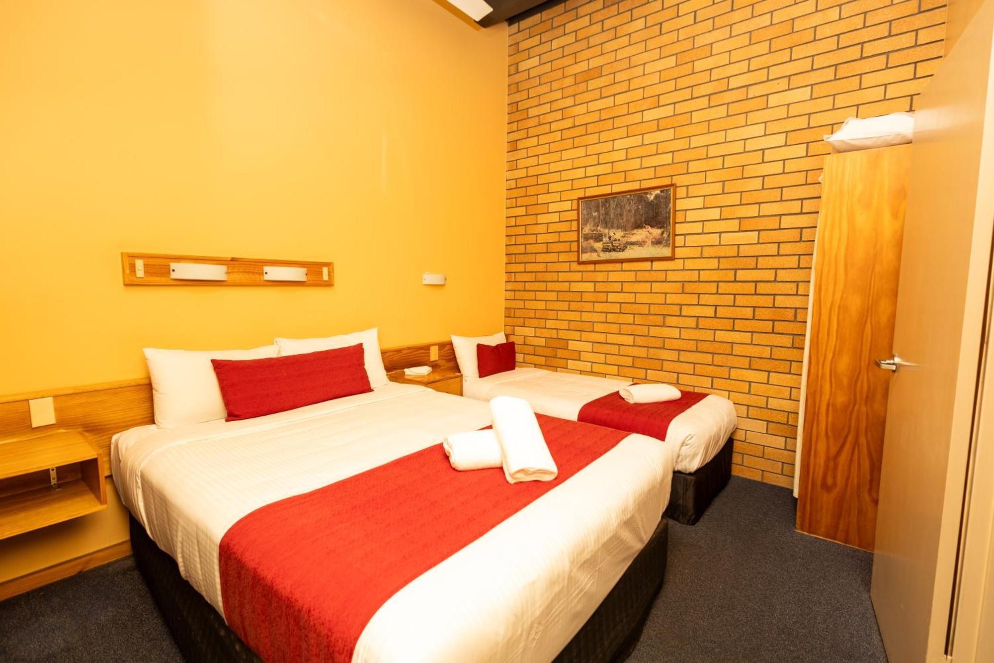 All Travellers Motor Inn Кунабарабран Екстериор снимка