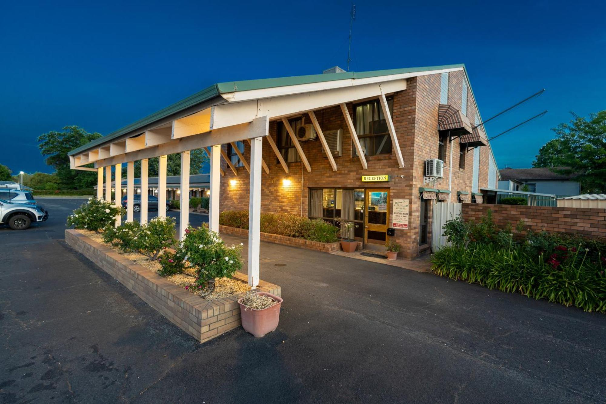 All Travellers Motor Inn Кунабарабран Екстериор снимка