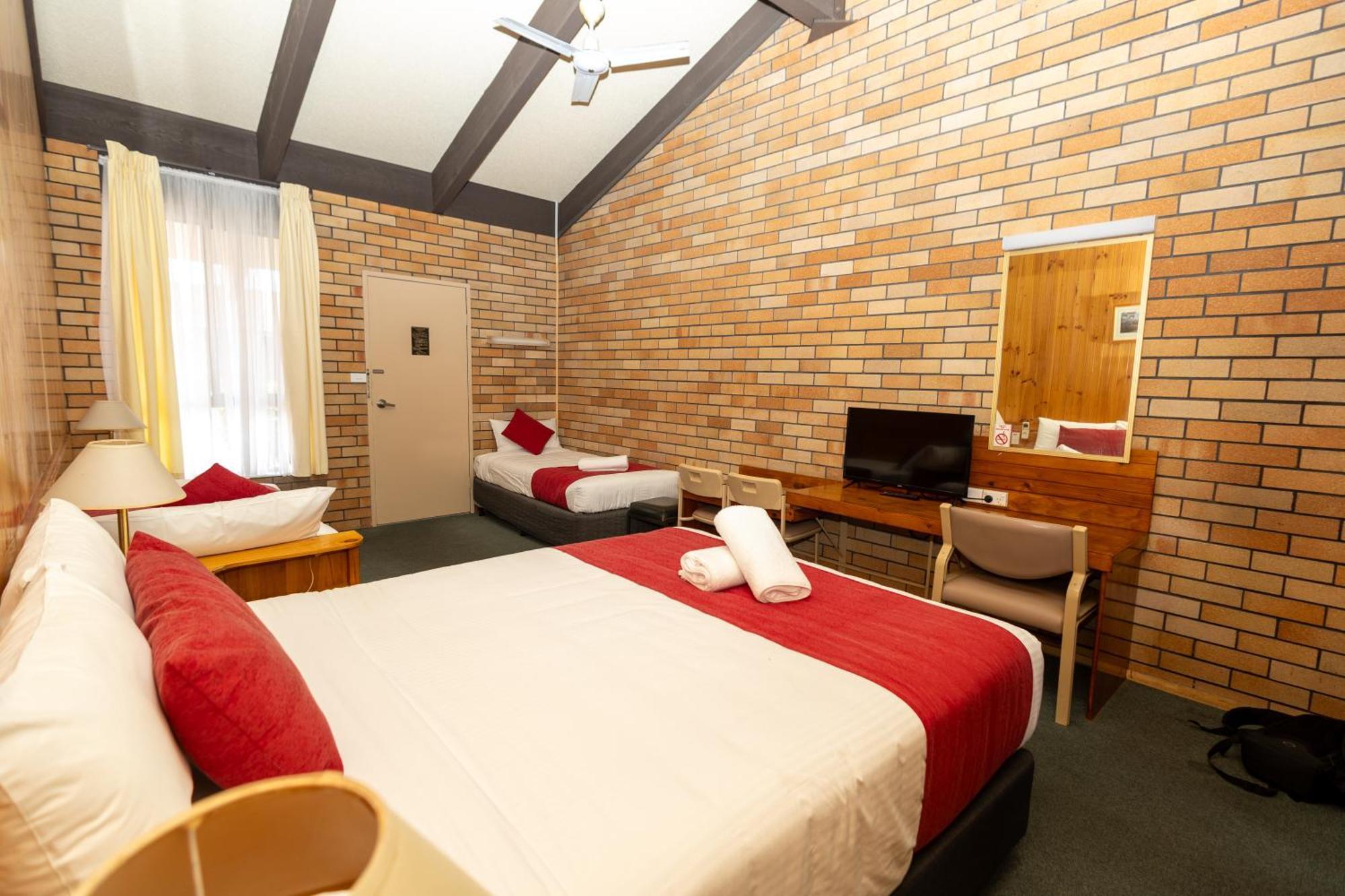 All Travellers Motor Inn Кунабарабран Екстериор снимка