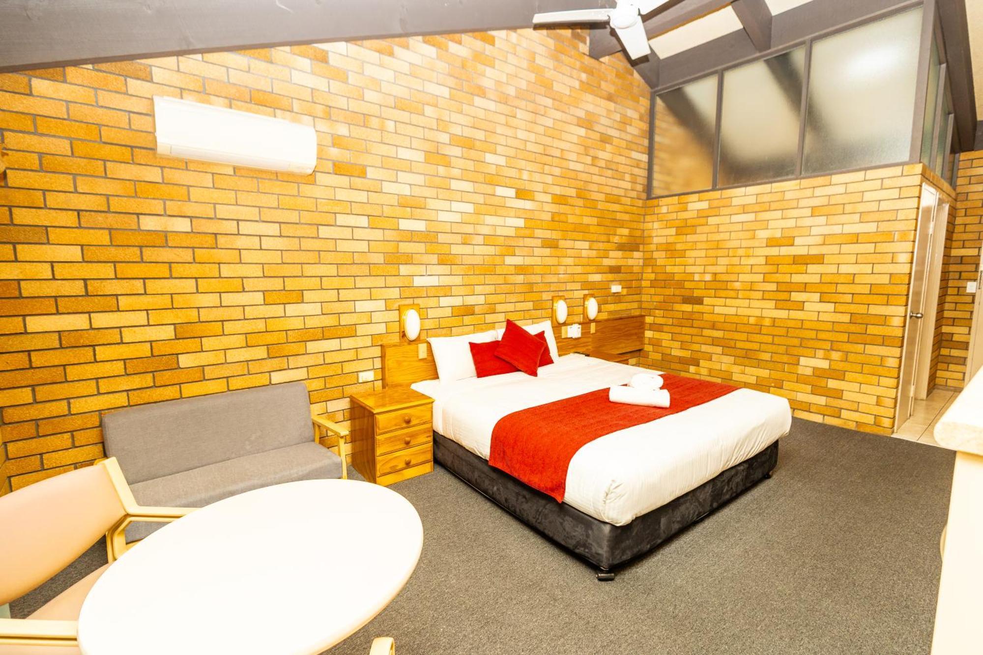 All Travellers Motor Inn Кунабарабран Екстериор снимка
