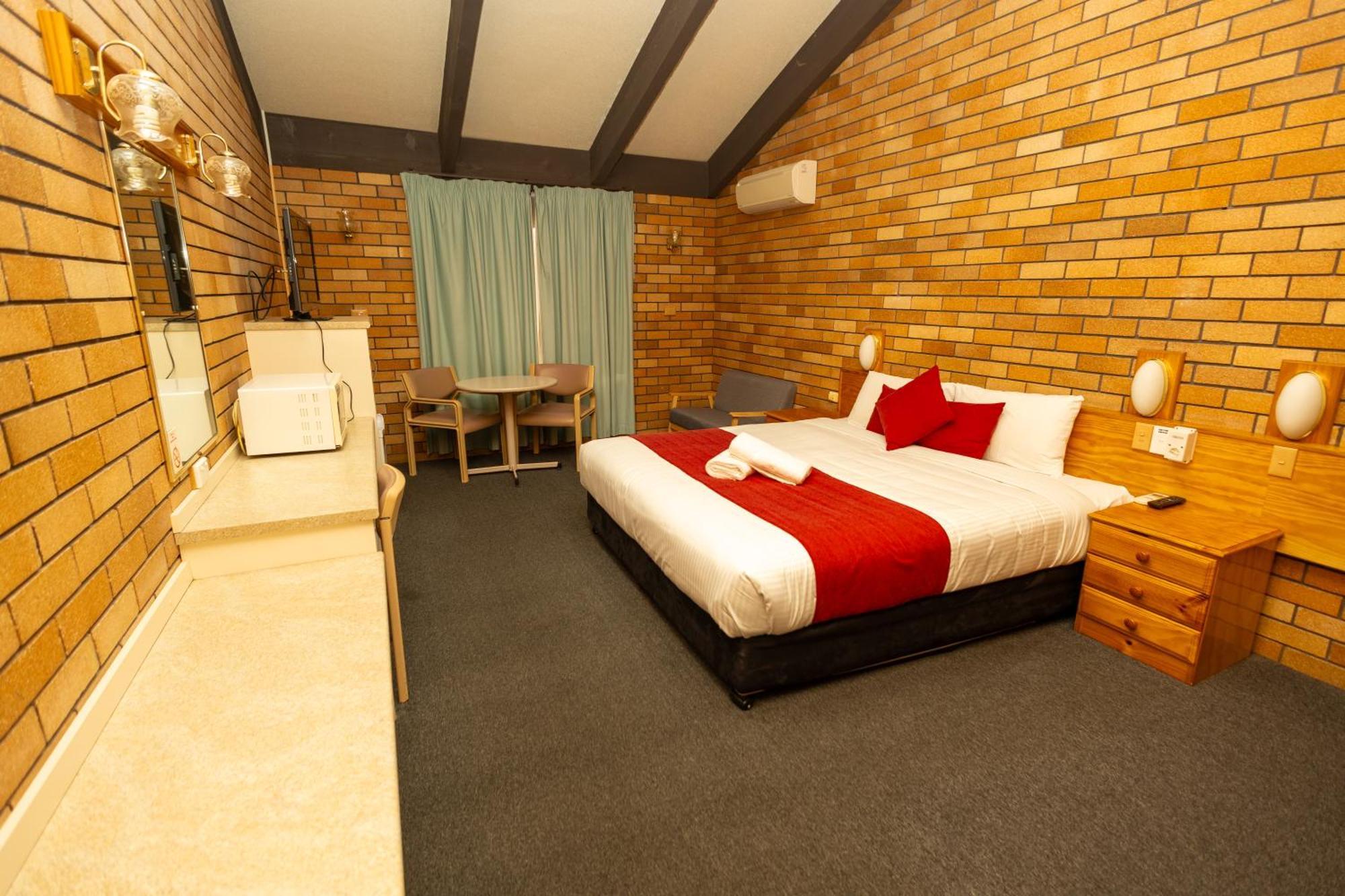 All Travellers Motor Inn Кунабарабран Екстериор снимка
